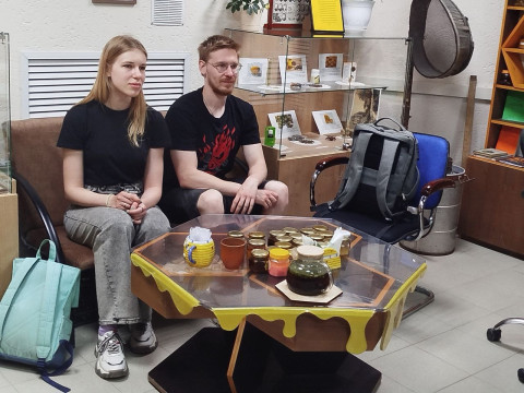 Студенты из Новосибирска в Пчелотеке